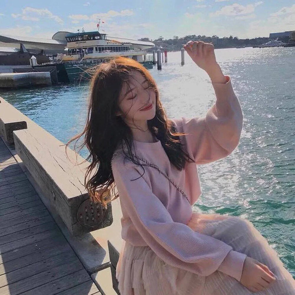 玻璃橱窗中的姑娘